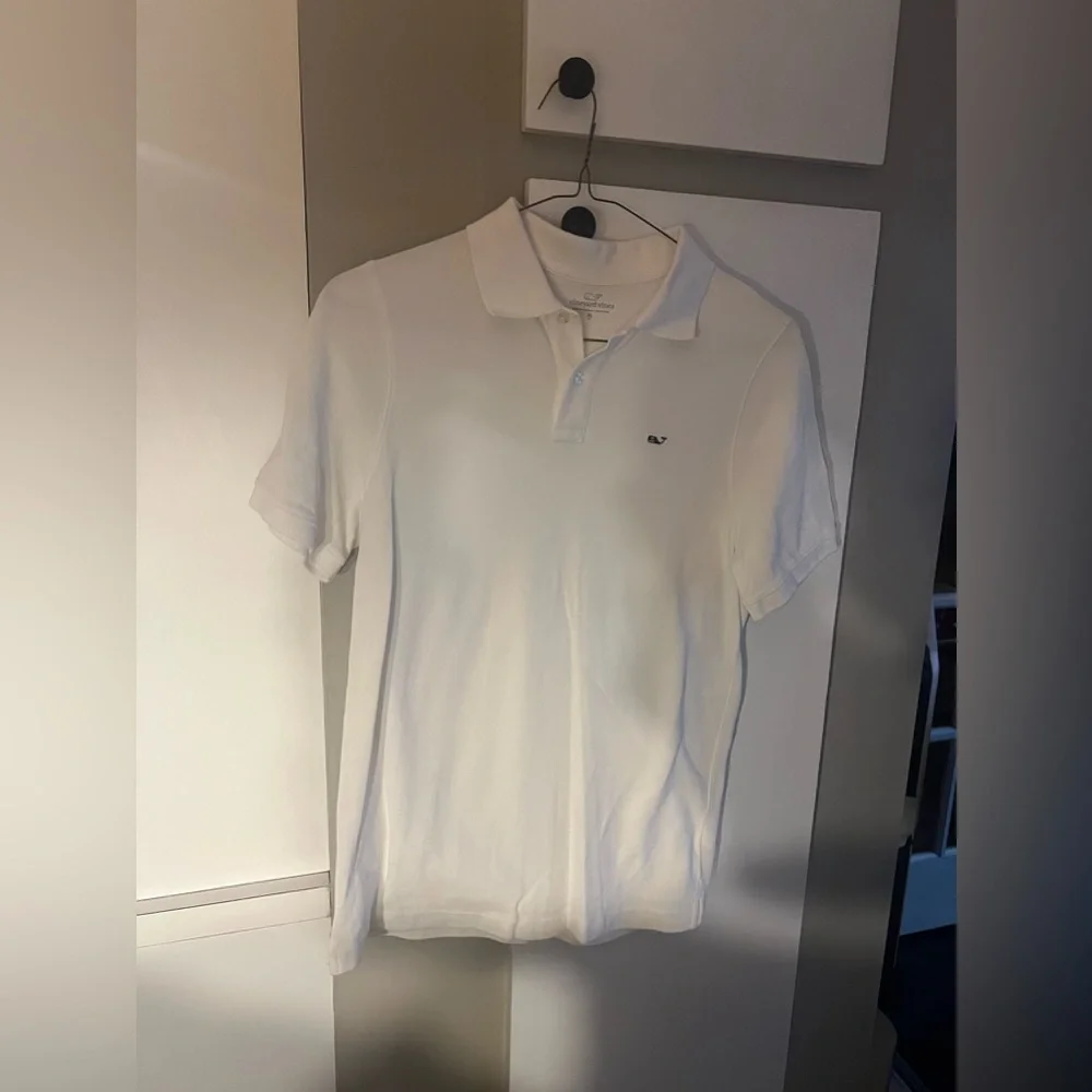 VINEYARD VINES BOYS WHITE COLLAR SHORT SLEEVE SHIRT SIZE XL